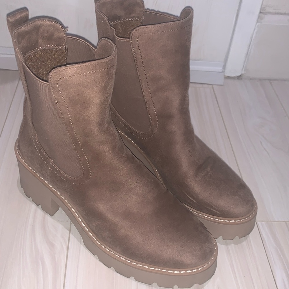 DV Dolce Vita Tan Chelsea Boots (size 9.5)